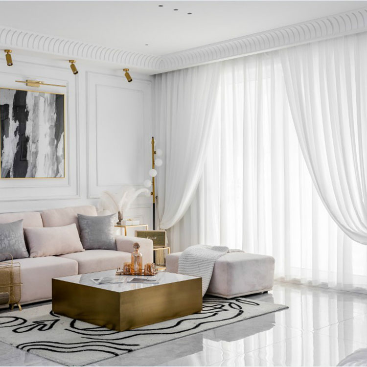 Kuinka pelkät läpinäkyvät verhot voivat muuttaa kotisi tunnelmaa ja toimivuutta?